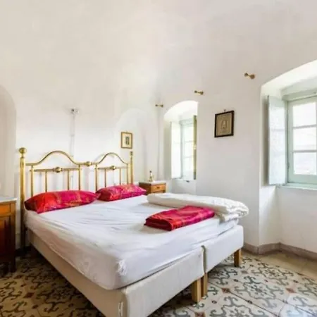 Massa - Dimora Storica Con 12 Camere, Accoglie 30 Persone * Calice Ligure